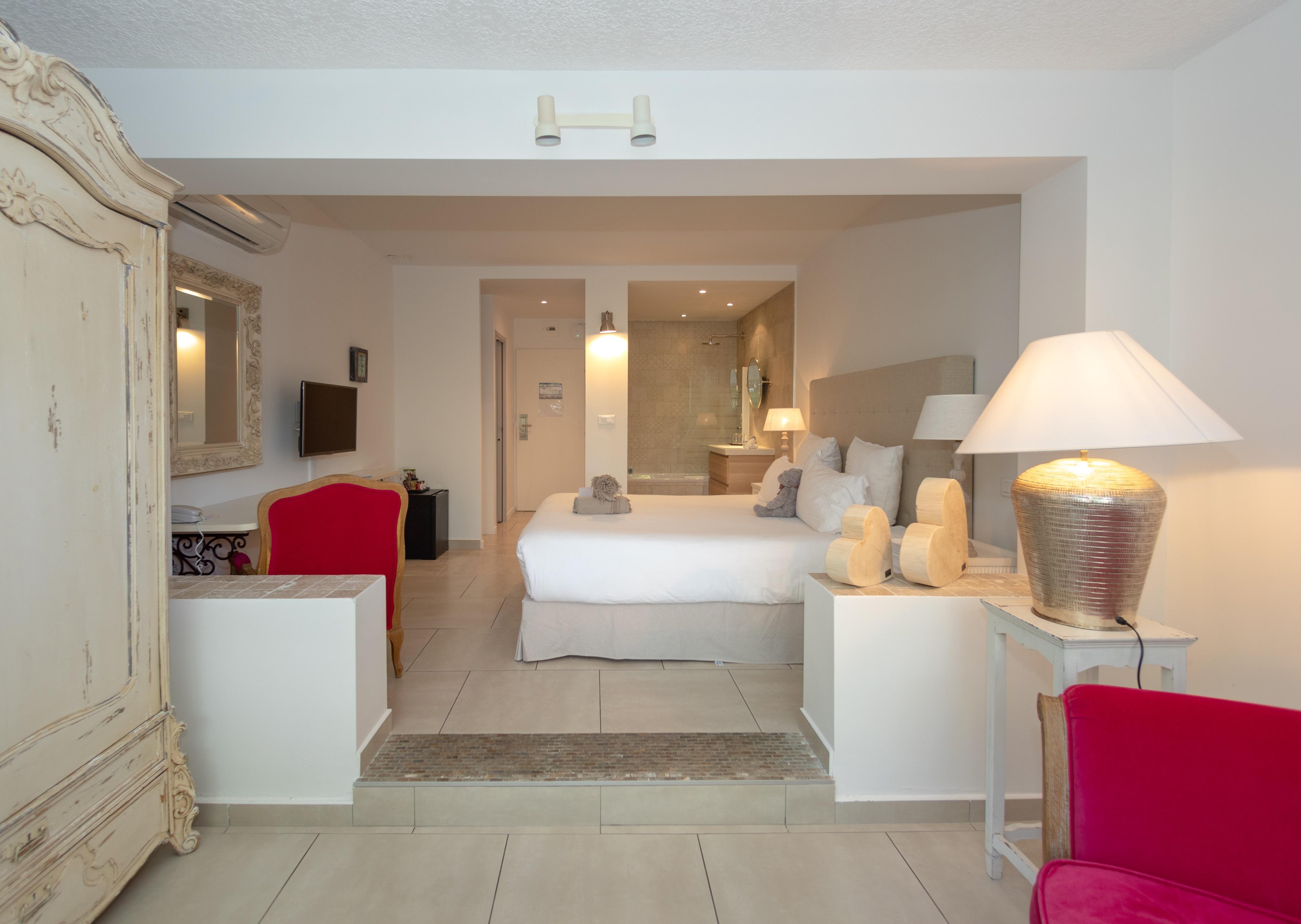 Font Mourier Hotel 4*