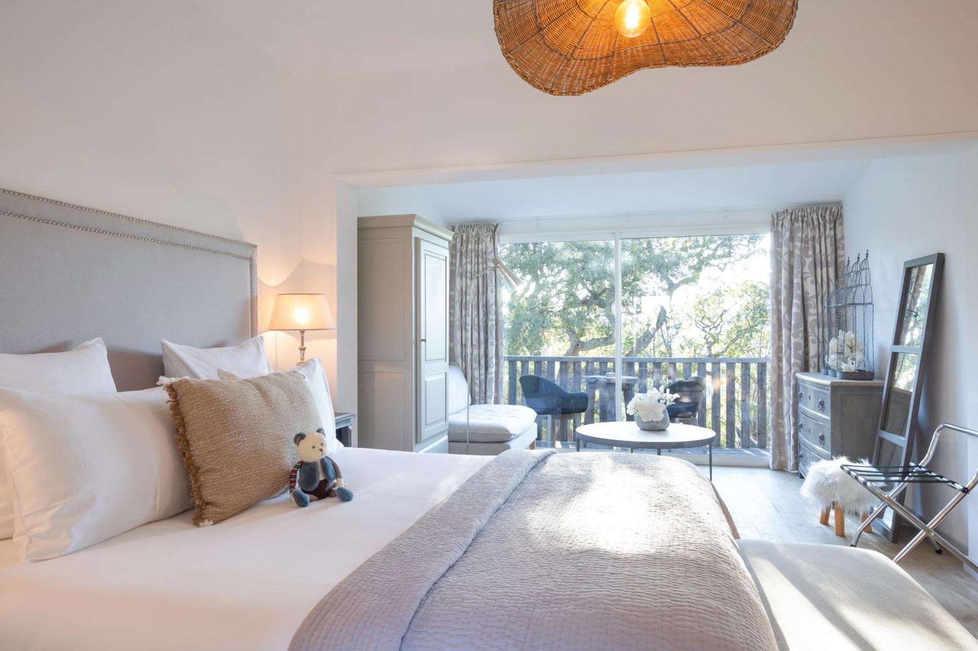 Font Mourier Hotel 4*