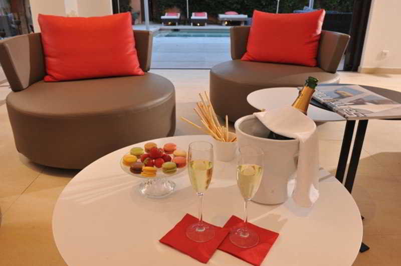 Font Mourier Hotel
