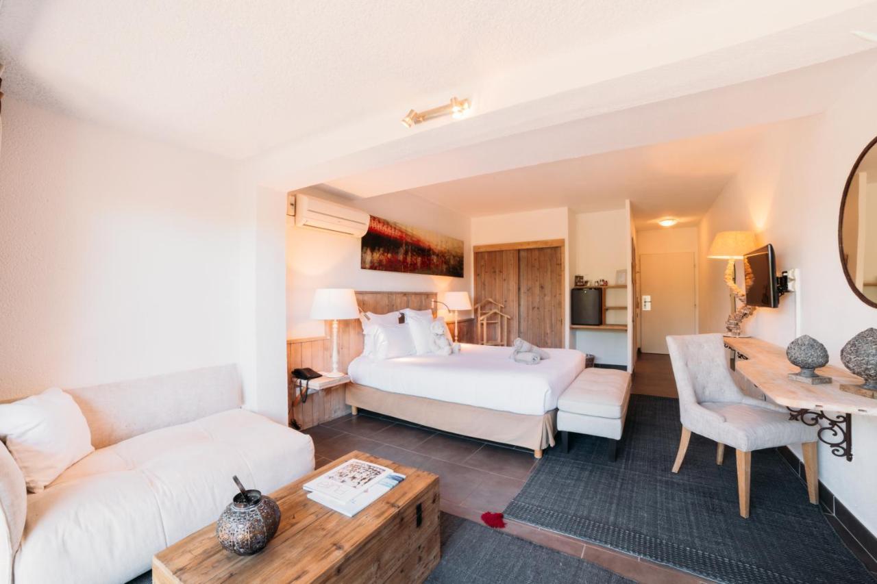 Font Mourier Hotel Cogolin